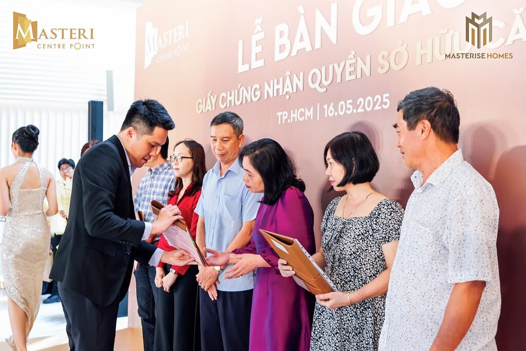 khách hàng nhận sổ hồng Masteri Centre Point